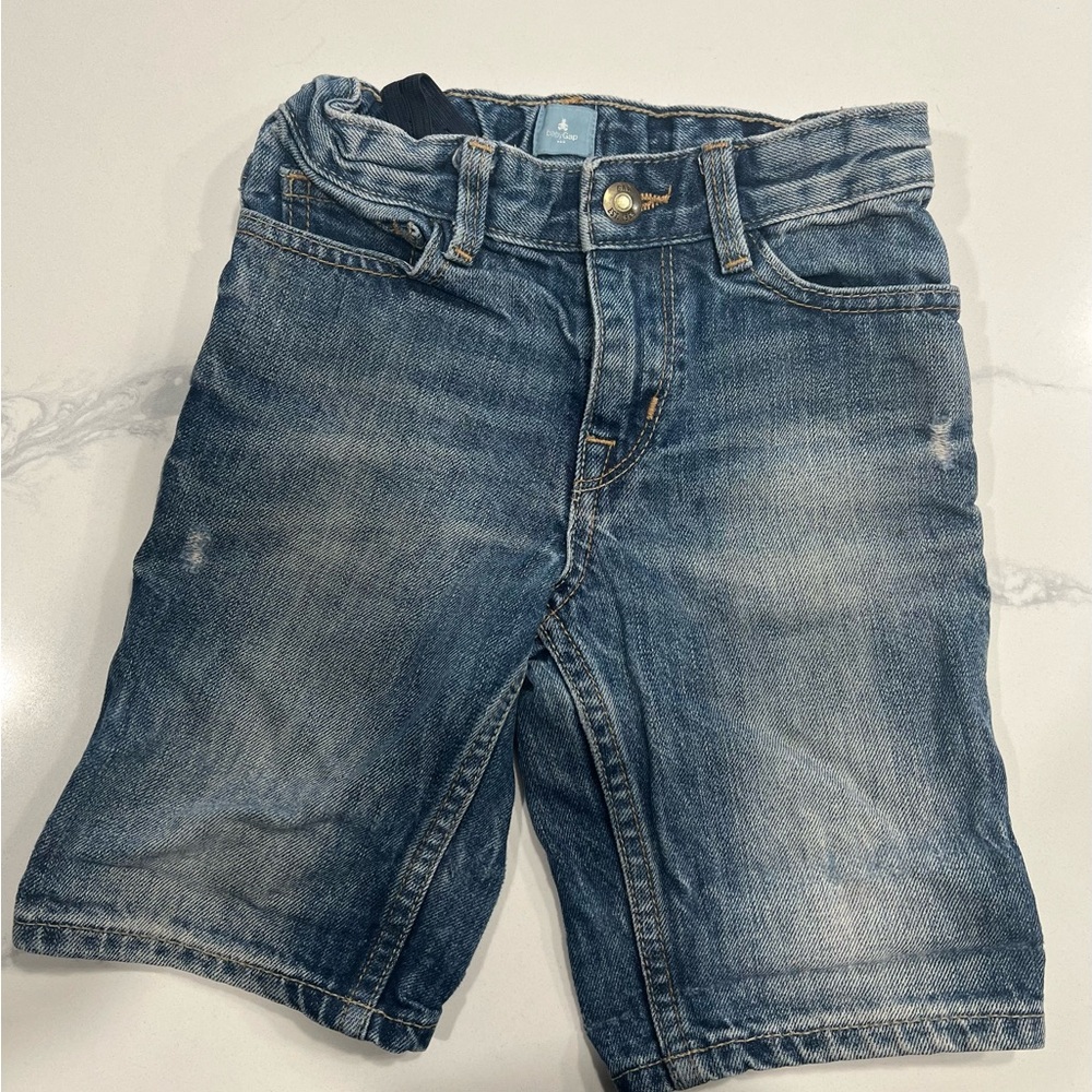 Gap  boy short gap 3 years good codition
#43